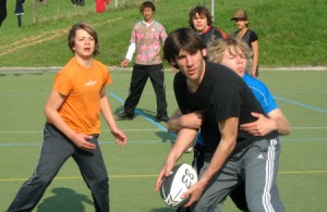 Les jeunes de Rugby street pendant le stage préparatoire au lac du Causse. Photo centre Jacques Cartier