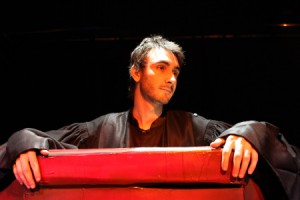 Maxence Célérier jouera "L'évangile selon Saint-Moi" vendredi 7 et samedi 8 mai à 20h30 au théâtre des Gavroches