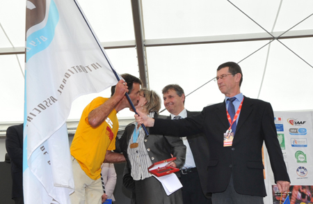 Passation du drapeau de l'IAU à la Suisse qui organisera les prochains mondiaux