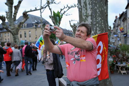 un manifestant photographe