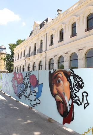 Graff devant le théâtre municipal
