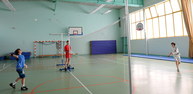 Tournoi de badminton dans le gymnase St-Germain dans le cadre des stages sportifs initiés par la Ville