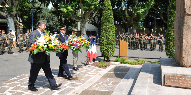 Le député-maire Philippe Nauche, le sous-préfet Francis Soutric et le lt-col Pascal Goujon déposent des gerbes devant le monument commémorant le 15 août 1945