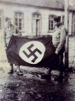 Deux maquisards presentant le drapeau nazi décroché au collége Cabanis