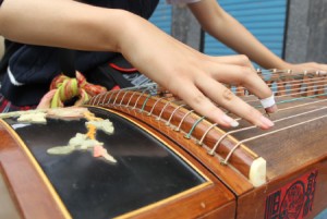 Le couchin, instrument traditionnel à cordes, joué à l'aide de faux ongles