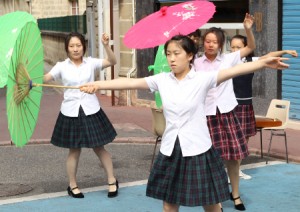 Les jeunes chinoise proposent une chorégraphie pleine de grâce