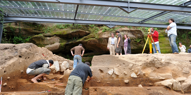 Malgré la pluie, les recherches continuent grâce à la strucure autoportée installée avant le début de la campagne de fouilles de l'été 2010