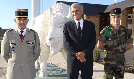 Le ministre Hervé Morin posant devant le Bison du régiment
