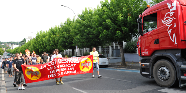 Les manifestants regagnent l'usine Deshors
