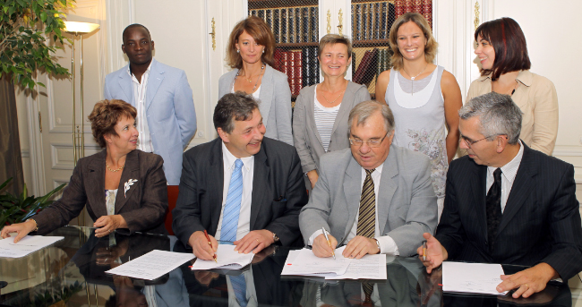 Signature Ville CAF des conventions d'objectifs pour les centres socioculturels