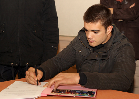 Mathieu Bosredon signant sa convention