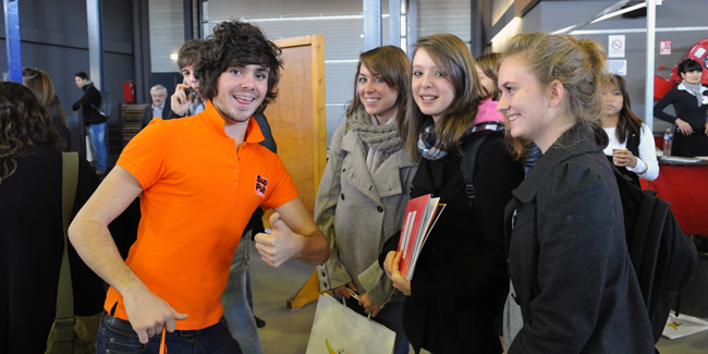 Johan, en 1ère année Sup de pub à Bordeaux, vante sa formation aux visiteurs du 22e forum du futur étudiant