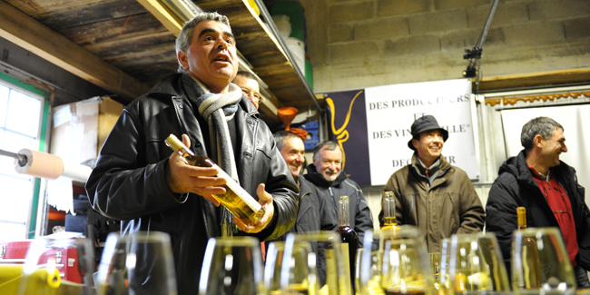 Jean-Pierre Roche, président du syndicat viticole, présente le nouveau millésime chez le producteur Gérard Tronche à Saillac