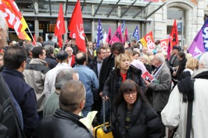 Les manifestants et syndicalistes devant la gare