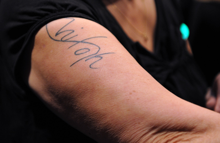 La signature-dédicace de Christophe Willem tatouée sur le bras d'une de ses fans