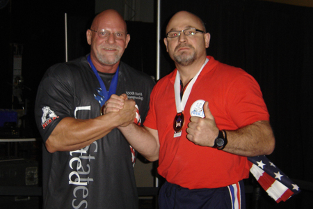Avec médailles, et lunettes, les deux champions du monde de la catégorie: David Oukoloff (bras gauche) et l'américian Richard Lupkes (bras droit) 