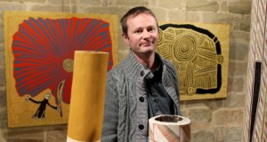 Marc Yvonnou, galeriste et spécialiste de l'art aborigène présente l'exposition en cours à la chapelle Saint Libéral