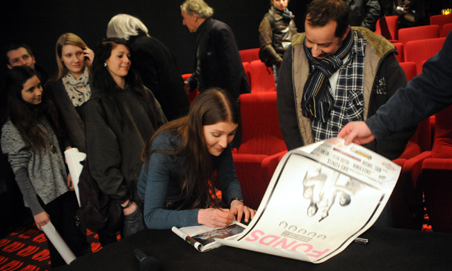 A la fin de l'avant-première, la comédienne Valérie Nataf signe les premiers autographes de sa carrière qui devrait être longue (photo Olivier Soulié)