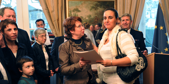 Patricia Bordas remet le décret de naturalisation à Madame Rhouati