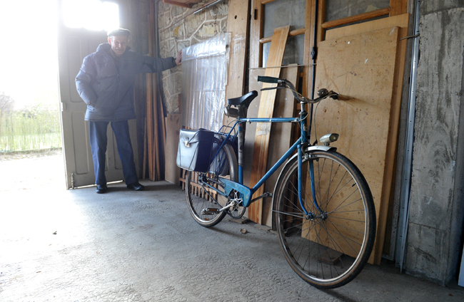 Fernand Péjoine, 80 ans, continue à se déplacer à vélo
