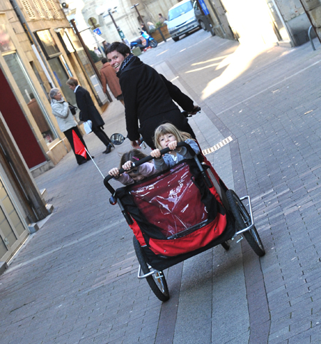 Marie Artaud transporte sa fille Moé et une copine à elle