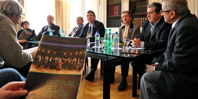 La présentation du prochain festival de la Vézère dans le bureau du maire de Brive