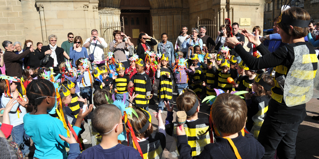 Le défilé des abeilles et dragons de l'école Paul de Salvandy