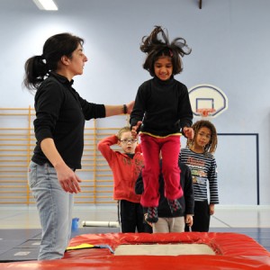 Joyti, 5 ans, a participé aux stages sportifs pendant les vacances, notamment aux arts du cirque
