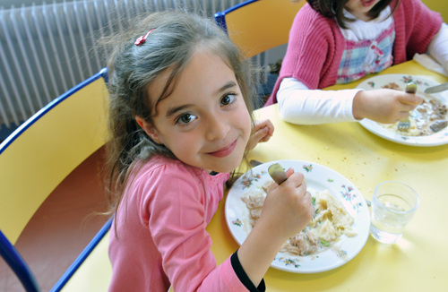 Repas noix au restaurant scolaire de Bouquet