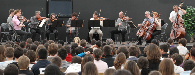 L'orchestre de chambre de Toulouse lors d'une séance pédagogique devant des enfants de primaire, collège et lycée de la Ville