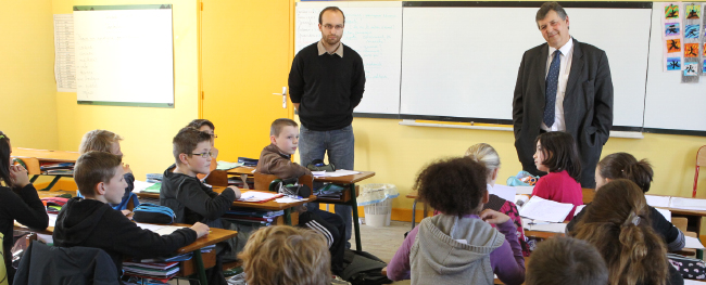 Le député Philippe Nauche dans la classe de CM2 à l'école Paul de Salvandy