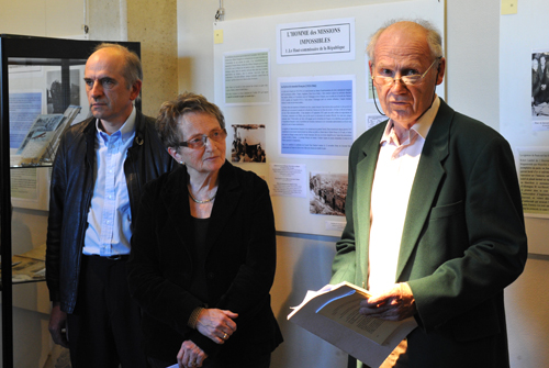 A droite de l'image, le président de l'association Varetz patrimoine, Arsène Fadat, au centre, Marie-Odile Sourzat, conseillère déléguée au développement culturel