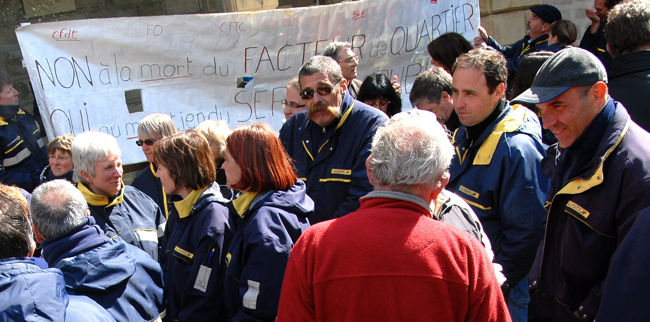 Au centre, le facteur Albert Perpinan pendant le conflit social, en avril 2009 (Photo Olivier Soulié)