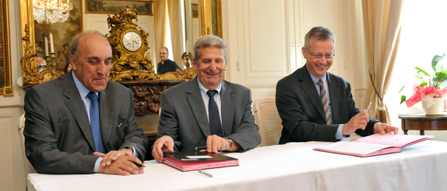 De gauche à droite: François Guigues, p-dg de Kohler France, le sous préfet Francis Soutric et Sylvain Aubert, directeur ADI Deshors