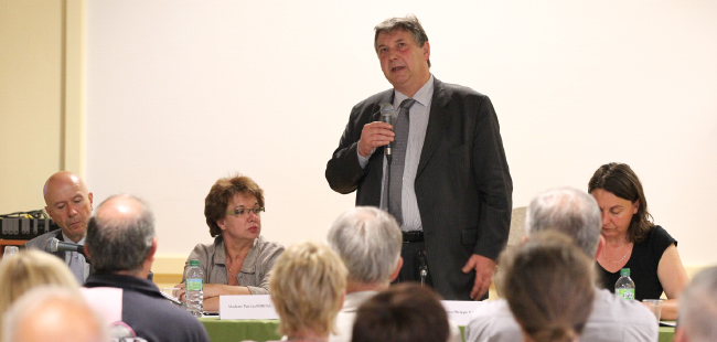 Le député-maire Philippe Nauche présentant le bilan mi-mandat aux habitants du Grand centre