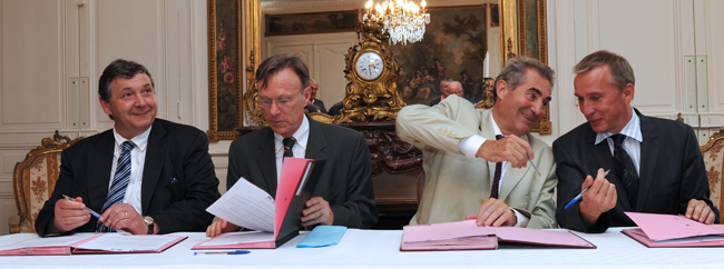 De gauche à droite, Philippe Nauche pour la Ville et l'Agglo de Brive, Yves Dassonville, préfet de région, 