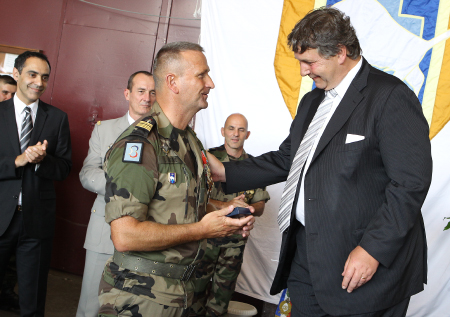 Le colonel Jérôme Goisque reçoit du maire Philippe Nauche la médaille de la Ville de Brive gravée à son nom