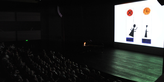 Mikhaïl Rudy interprète "Tableaux d'une exposition" sur une animation numérisée des œuvres numérisées de Kandinsky