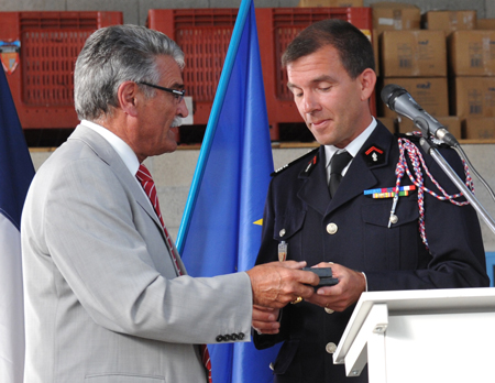 Robert Pénalva a remis la médaille du SDIS au directeur en partence qui lui-même en a remis une au préfet également sur le départ