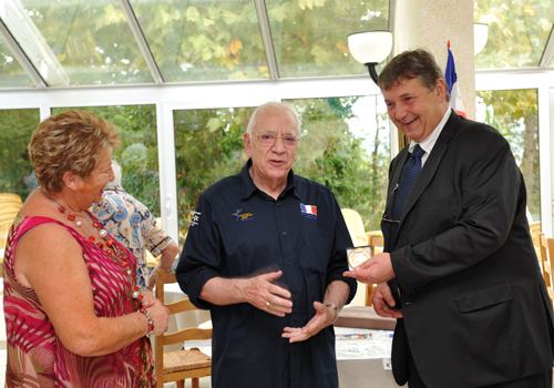 Jean Pascual reçooit la médaille de la Ville du député-maire Philippe Nauche, accompagné de sa conseillère déléguée Germaine Blanc,