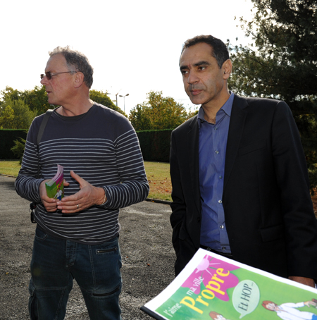 Une campagne de sensibilisation présentée par Michel Da Cunha (à droite) et Bernard Lissac du service environnement hygiène et santé