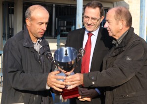 Didier Veysset qui a obtenu le grand prix d'excellence reçoit la coupe de la Ville de Brive des mains du conseiller municipal  Jean-Claude Deschamps. Au centre le sous-préfet Guy Mascrès. 