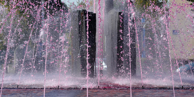 La fontaine de la Fraternité affiche Octobre rose