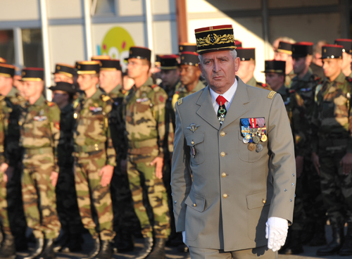Le général Bertarnd Ract-Madoux, chef d'état major de l'armée de terre, passe les troupes en revue