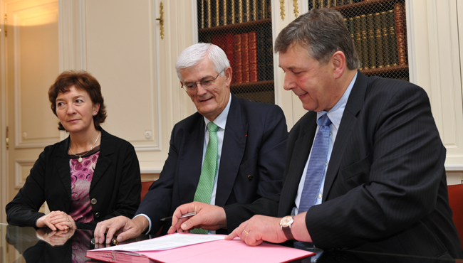 Murielle Aneweiler, Marc Deschamps et Philippe Nauche lors de la signature