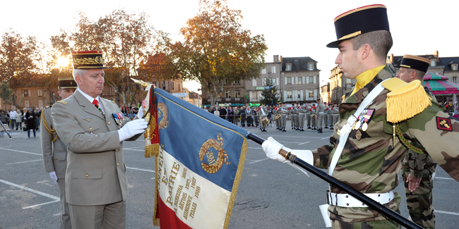 Le général d'armée Ract-Madoux décore le drapeau du 126e RI de la croix de la valeur militaire avec palme de bronze