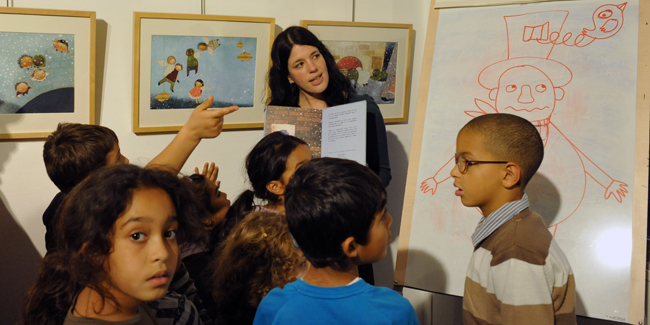 Lauranne Quentric anime des ateliers avec les enfants