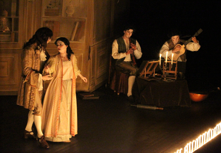Les Femmes savantes de Molière dans une mise en scène baroque qui propose aussi un accompagnement musical