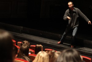 Jean-Denis Monory échange avec un public de scolaires avant la représentation