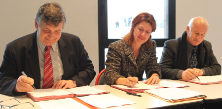 Signature de la convention de gestion urbaine de proximité avec de gauche à droite, le député maire Philippe Nauche, Sophie Thibault, préfet de Brive et 